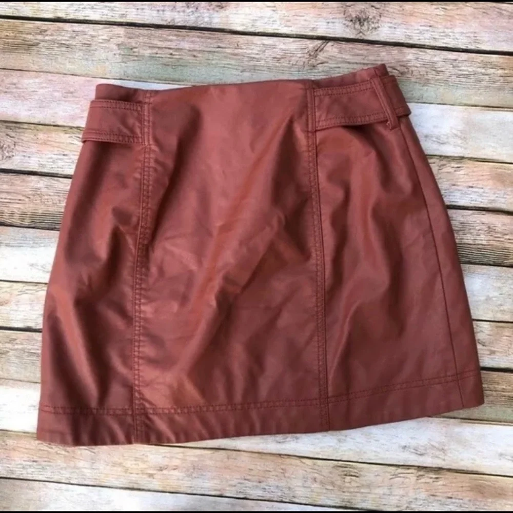 - Size 4 Free People Feelin Fresh Faux Leather Skirt - Picture 6 of 6